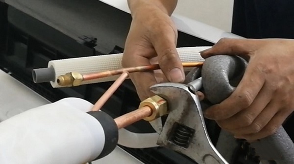 Đi ống đồng giữa dàn nóng và dàn lạnh